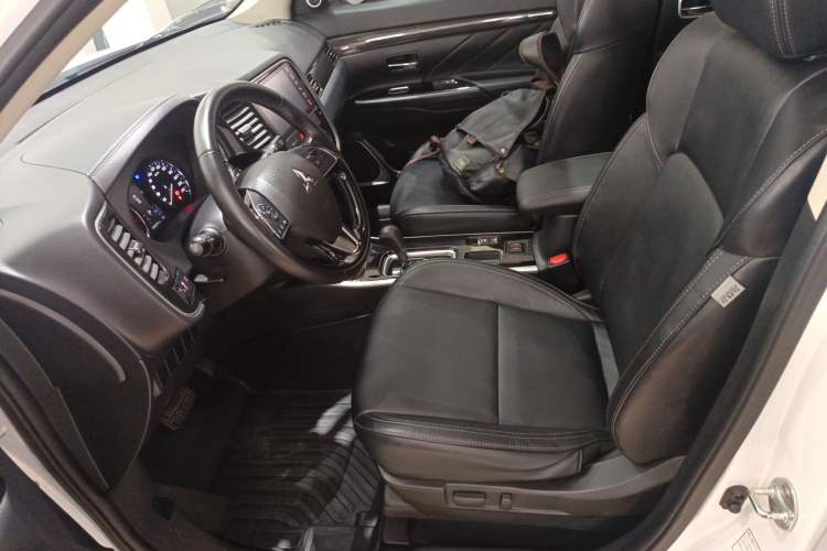 Used Mitsubishi Outlander 2019 2.0L Two-Wheel Drive Comfort Edition 7-Seater China VI Standard