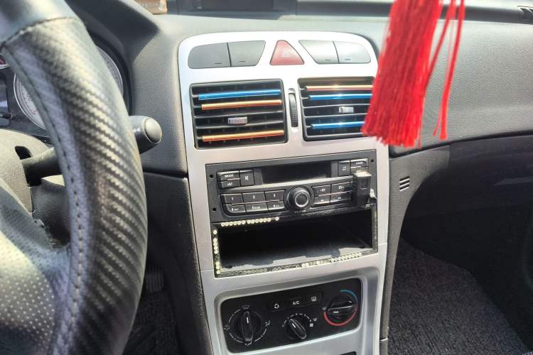 Used Peugeot 307 2010 Hatchback 1.6L Manual Comfort Edition Audio And AC Panel