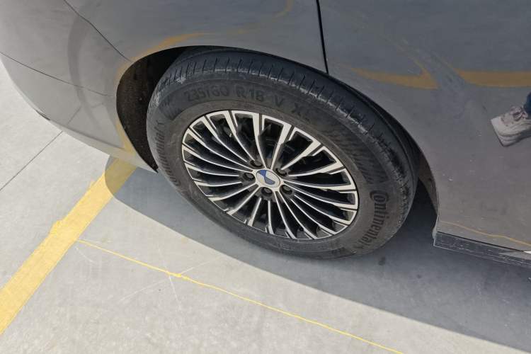 Used Denza D9 2022 DM-i 970 Four-Wheel Drive Prestige Model Right Rear Wheel Hub