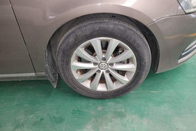 Used Volkswagen Magotan 2012 Revised Version 2.0 TSI Luxury Edition Right Front Wheel Hub