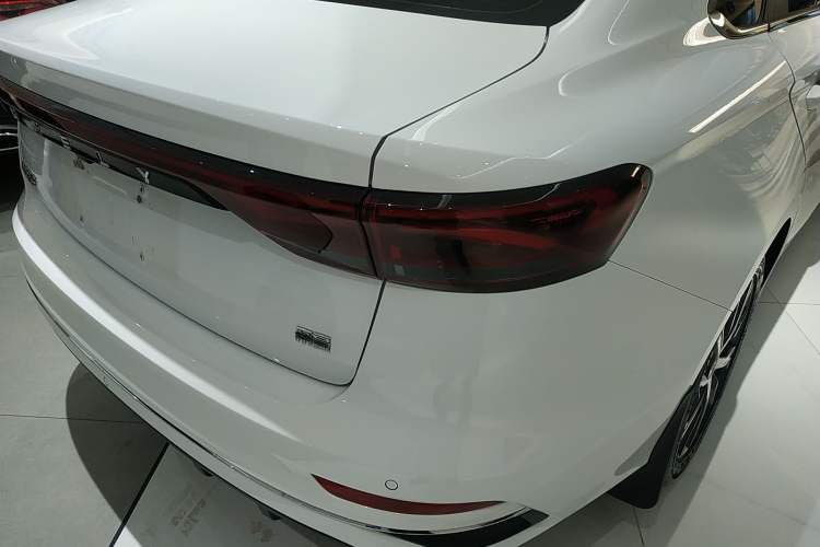 Used Geely Auto Emgrand 2022 4th Generation 1.5L CVT Flagship Model Right Rear Taillight