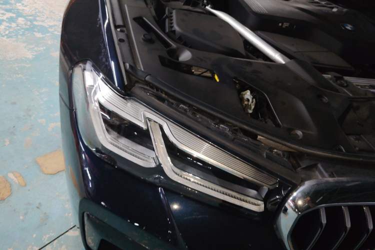 Used BMW 5 Series 2023 530Li Luxury Edition M Sport Package Right Front Headlight