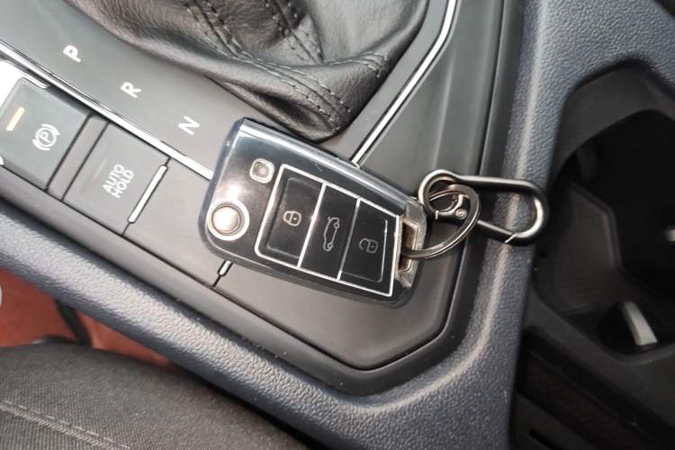 Used Volkswagen Tharu 2023 300TSI Two-Wheel-Drive Crescent Edition Interior 1