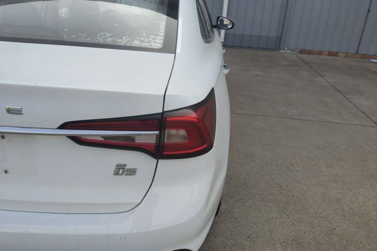 Used Roewe i5 2020 1.5L Manual 4G Connect Leehao Flagship Edition Right Rear Taillight