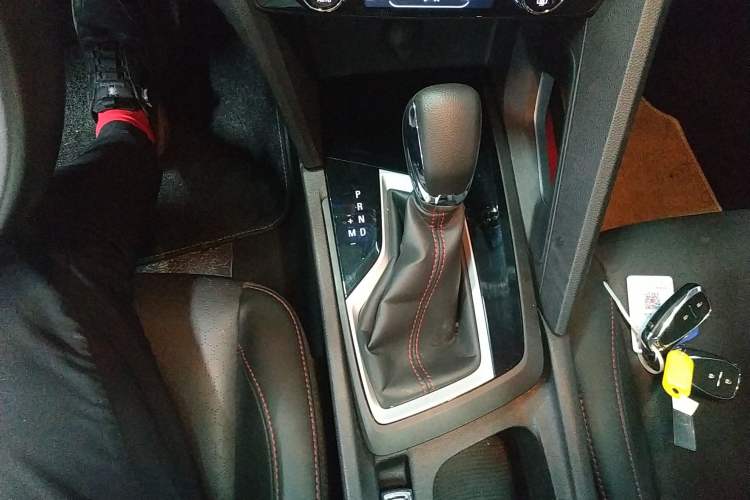 Used Chevrolet Orlando 2020 Light Hybrid Redline 530T Automatic Enjoyment Edition (5+2 Models) Gear Lever