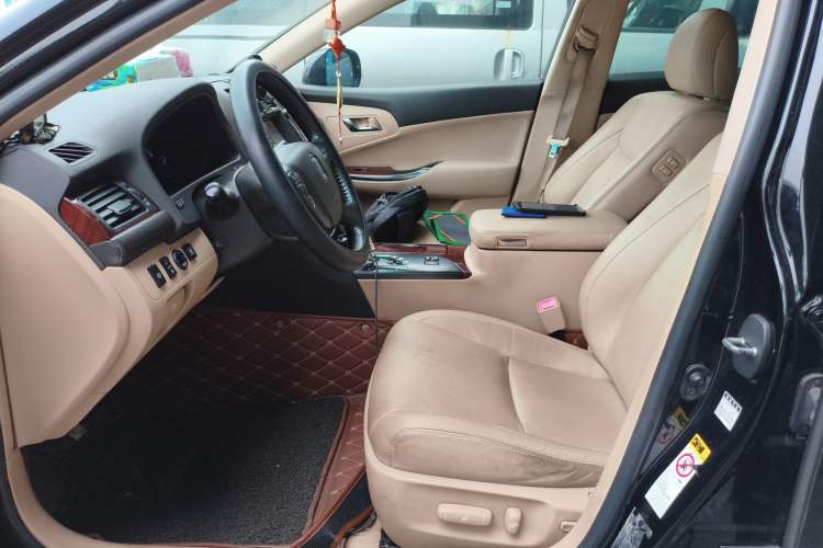 Used Toyota Crown 2011 2.5L Royal Special Edition with Leather and Sunroof Left Front Seat