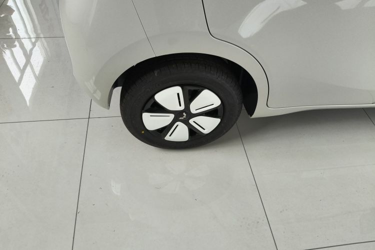 Used Wuling Hongguang MINIEV 2025 Four-Door Version Advanced Edition Right Rear Wheel Hub