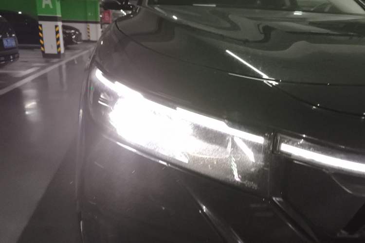 Used VOYAH FREE 2023 Four-Wheel Drive Extended-Range Model with Ultra-Long Range Right Front Headlight