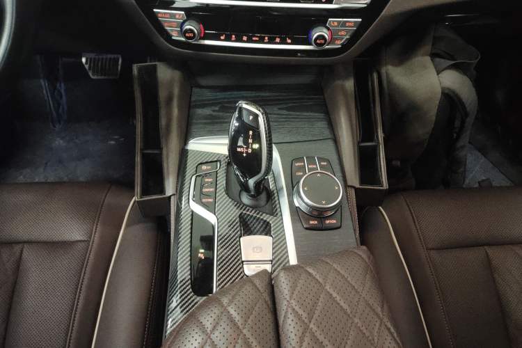 Used BMW 5 Series 2022 Second Facelift 530Li Leading Edition M Sport Package Gear Lever