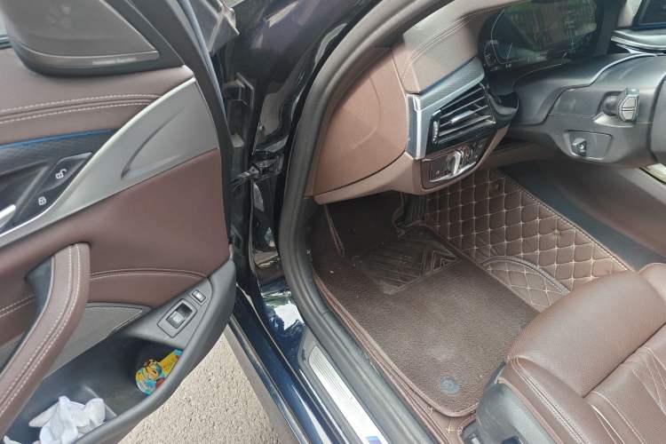 Used BMW 5 Series New Energy 2022 Restyled 535Le Pioneer Edition M Sport Package Driver Seat