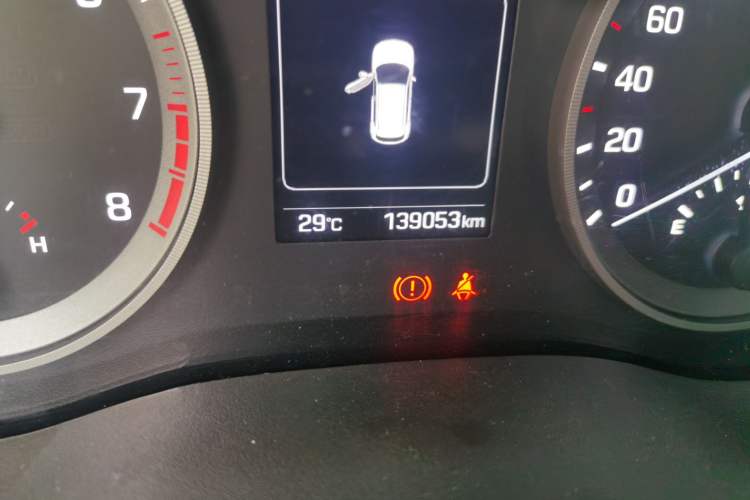 Used Hyundai Tucson 2015 1.6T Dual-Clutch Two-Wheel-Drive Smart Model Odometer Close Up