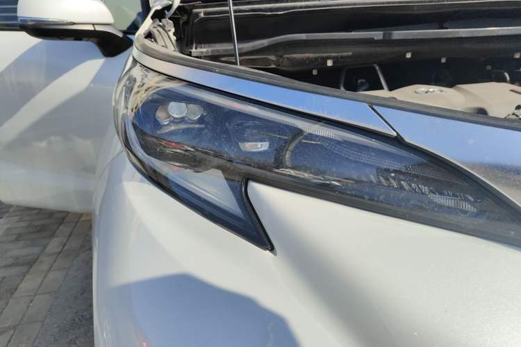 Used Toyota Granvia 2022 2.5L Hybrid Flagship Edition
