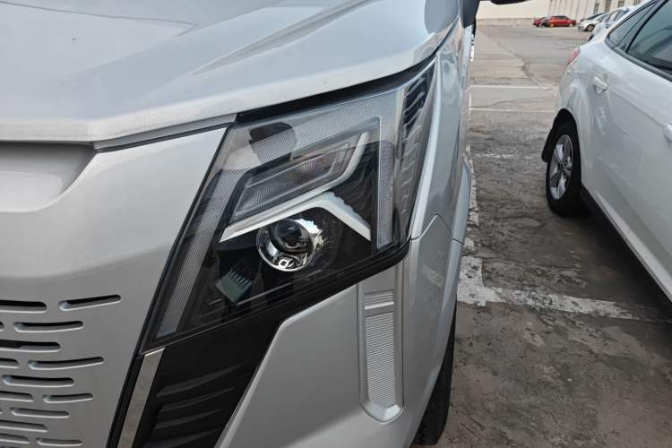 Used Dongfeng Yufeng Yufeng 2023 V9+ 2.0T Manual Front-Wheel-Drive Multi-Function Mid-Roof Van with 7/8/9 Seats
