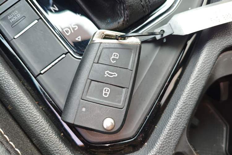 Used Volkswagen Tiguan L 2019 Updated Version 330TSI Automatic Two-Wheel Drive Panoramic Comfort Edition China VI Standard Vehicle Key