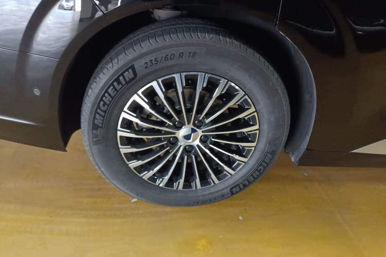 Used Denza D9 2025 DM-i Intelligent Drive 1020 Four-Wheel Drive Flagship Model
