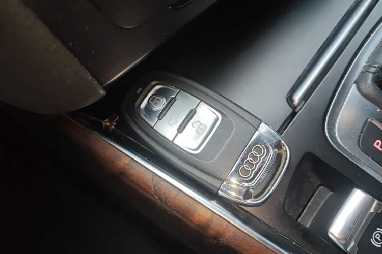 Used Audi Q5 2017 40 TFSI Comfort Model Vehicle Key