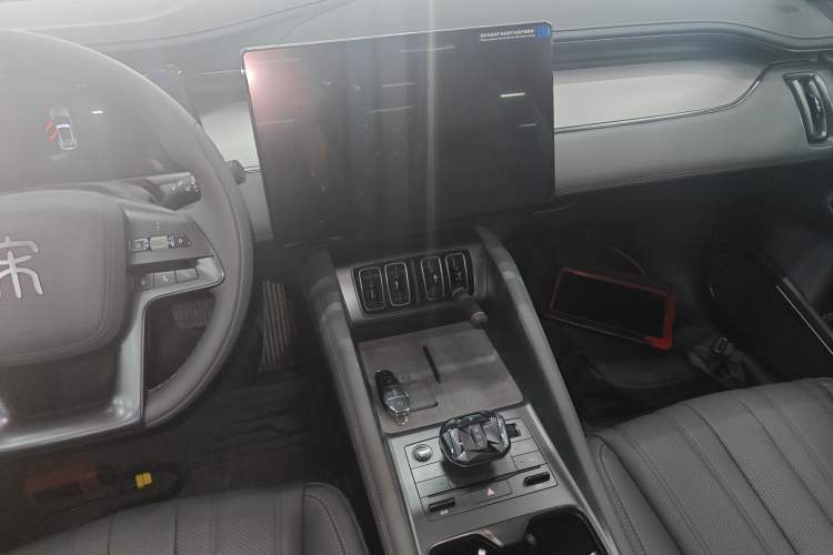 Used BYD Song L EV 2025 662 km Ultra-Range Version Audio And AC Panel