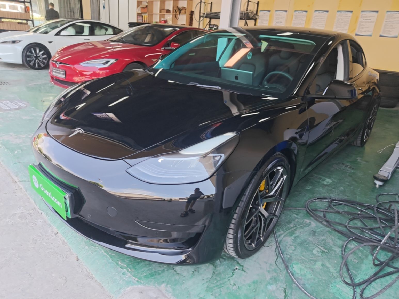 Unter der Vorderseite des Autos