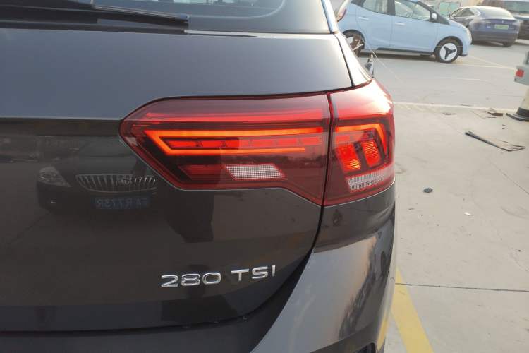 Used Volkswagen T-ROC 2021 280TSI DSG Two-Wheel Drive Comfort Connect Edition
