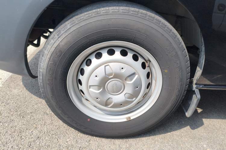 Used Ford Transit 2020 2.0T Diesel Multi-Function Commercial Vehicle Mid-Chassis Low-Roof Design with Dual Rear Doors Meeting China VI Emission Standards