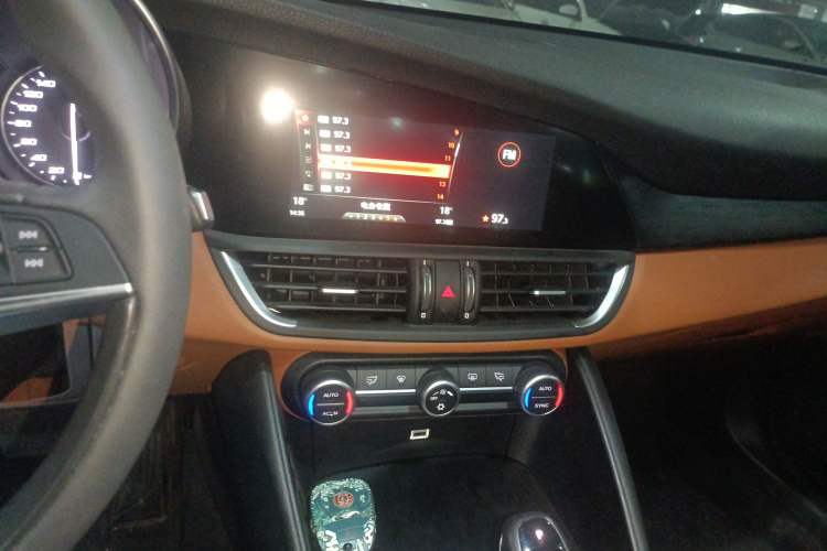 Used Alfa Romeo Giulia 2017 2.0T 200HP Luxury Edition
