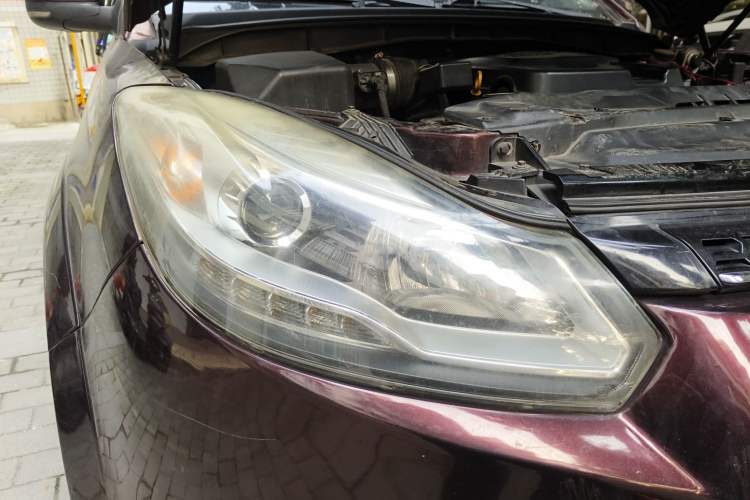 Used JMC Yusheng S350 2016 2.4T Automatic 2WD Diesel Luxury Version with Sunroof 7 Seats Right Front Headlight