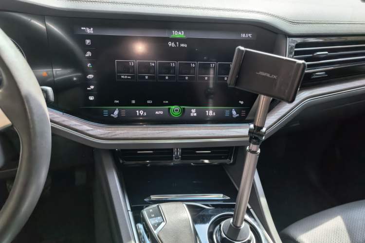 Used Volkswagen Touareg 2020 3.0 TSI Luxury Edition China VI Audio And AC Panel