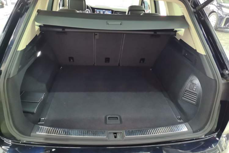 Used Volkswagen Touareg 2021 3.0 TSI Luxury Edition Black Diamond Sport Package Trunk