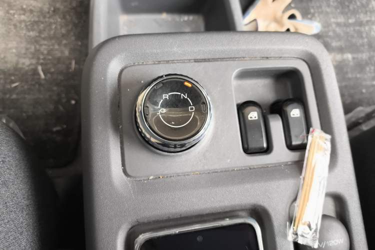 Used Wuling Yangguang 2024 300KM Comfort Version Passenger Van 75kW Gear Lever