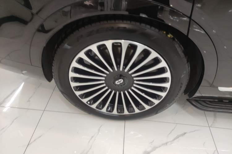 Used Hima AITO M9 2025 Extended-Range Ultra Version 52 kWh 6-Seater Right Rear Wheel Hub