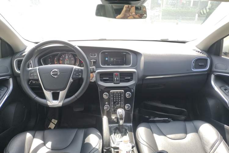 Used Volvo V40 2017 T3 Zhiyi Edition
