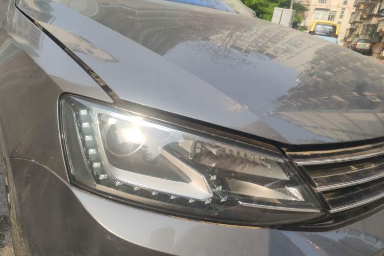 Used Volkswagen Sagitar 2015 230TSI Automatic Luxury Model Right Front Headlight