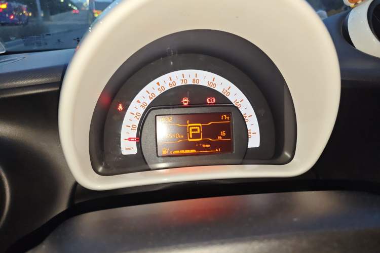 Used smart forfour 2018 1.0L 52 kW Dynamic Edition Instrument Cluster