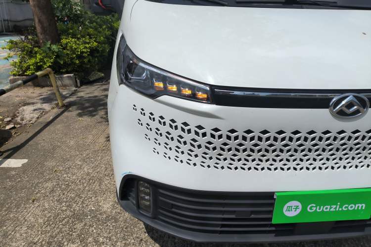 Used SAIC MAXUS Xintu V70 2023 2.0T Elite Edition Manual Transmission Short Wheelbase Low Roof 5/6 Seats (125 hp)