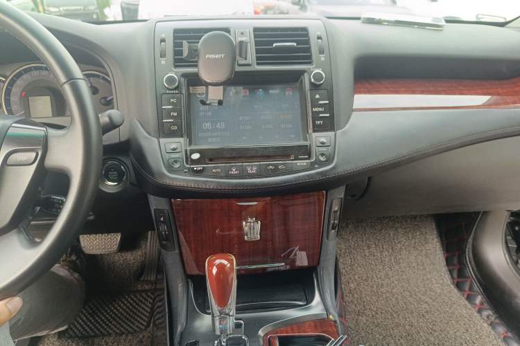 Used Toyota Crown 2011 2.5L Royal Special Edition with Leather and Sunroof Audio And AC Panel