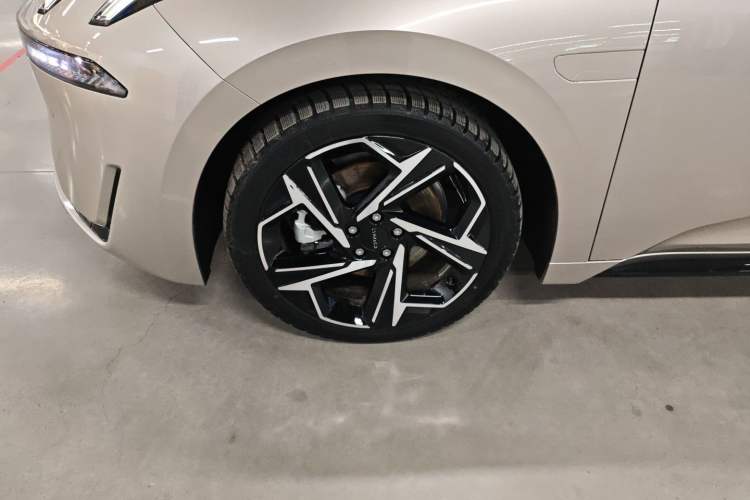 Used Lynk & Co 07 2024 EM-P 126 Long-Range Halo Left Front Wheel Hub