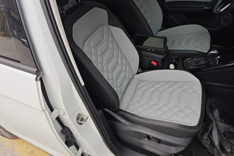 Used Volkswagen Tayron 2024 300TSI Two-Wheel-Drive Luxury Plus Advanced Version Right Front Seat