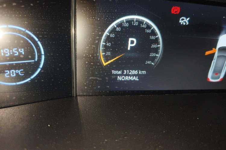 Used CHANGAN UNI-V 2023 1.5T Prestige Model Odometer Close Up