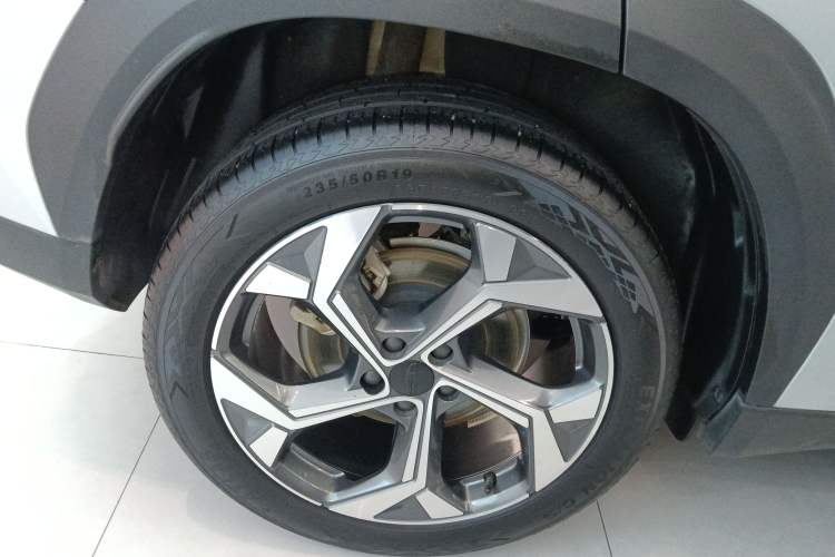 Used Geely Auto FX11 2023 1.5TD DCT Prestige Edition Right Rear Wheel Hub