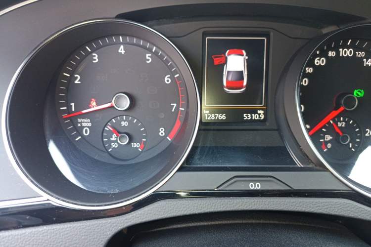 Used Volkswagen Magotan 2017 330TSI DSG Luxury Model Odometer Close Up