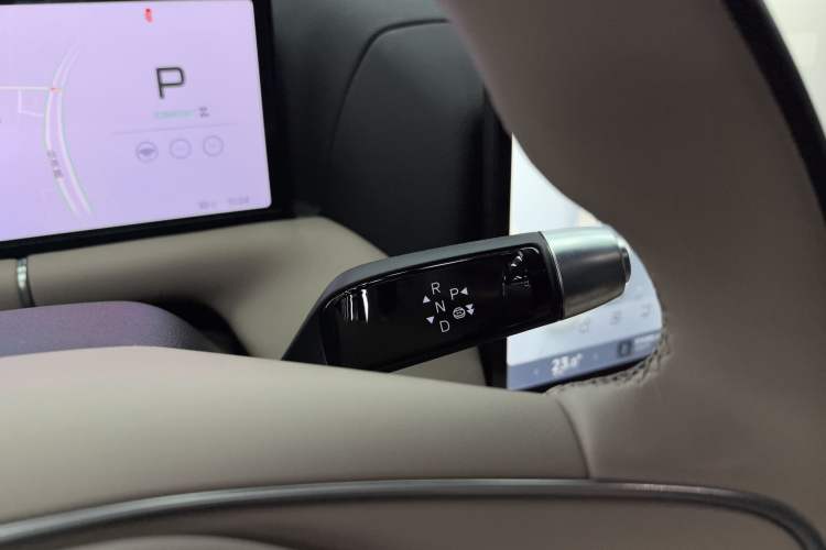 Used XPeng G9 2025 680 Ultra-Long Range All-Wheel Drive Max Gear Lever