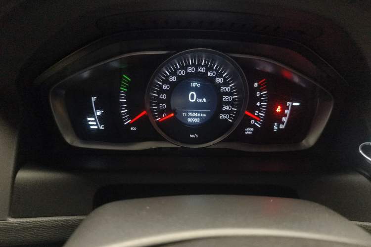 Used Volvo XC60 2015 T5 Smart Upgrade Model Odometer Close Up