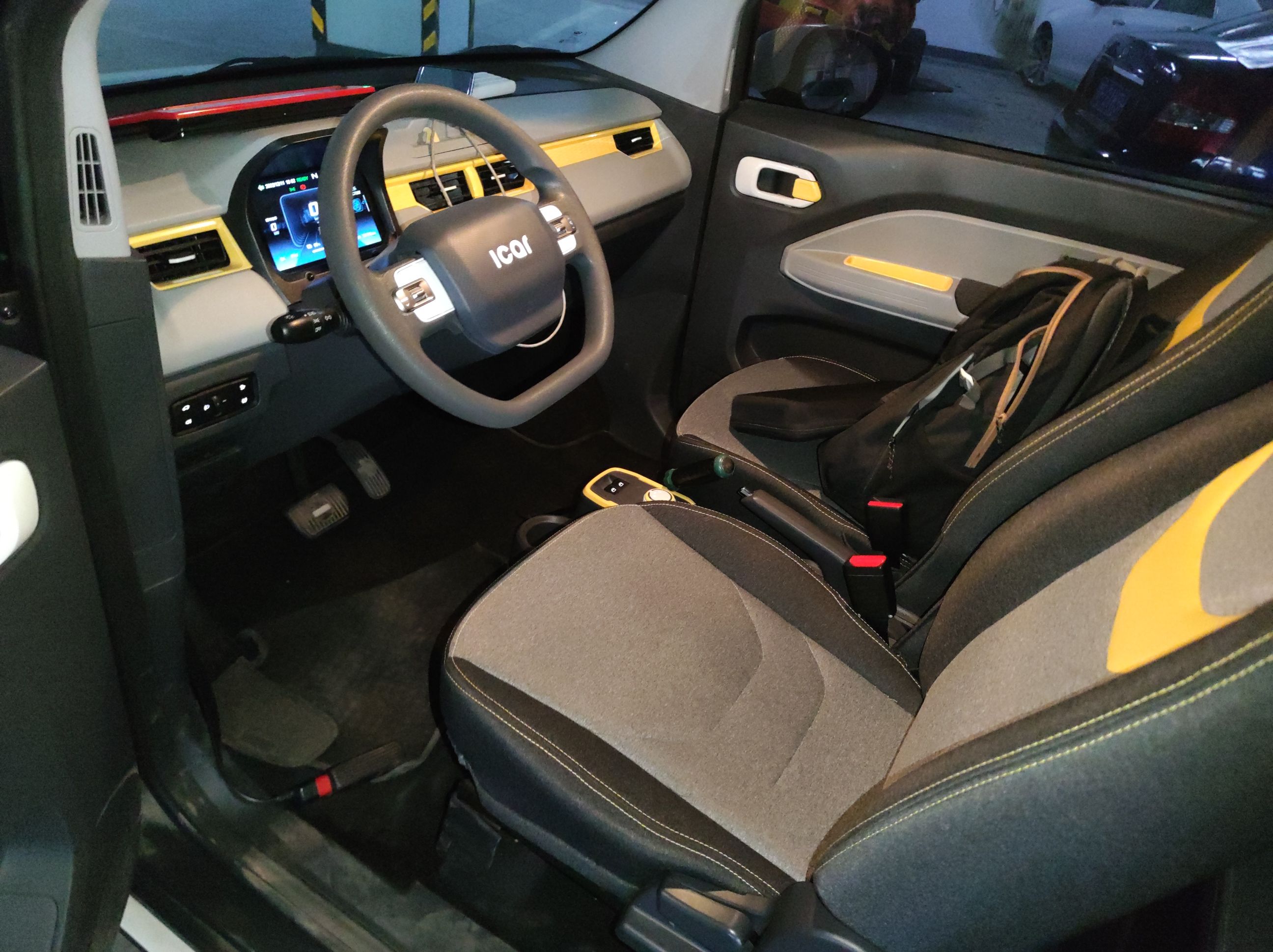 المقاعد الأمامية داخل السيارة