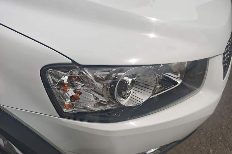 Used Chevrolet Captiva 2012 2.4L 4x4 Flagship Edition 7 Seats Right Front Headlight