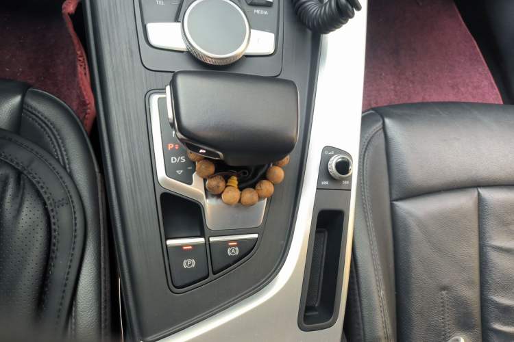 Used Audi A4L 2018 30th Anniversary Edition 40 TFSI Fashion Model Gear Lever