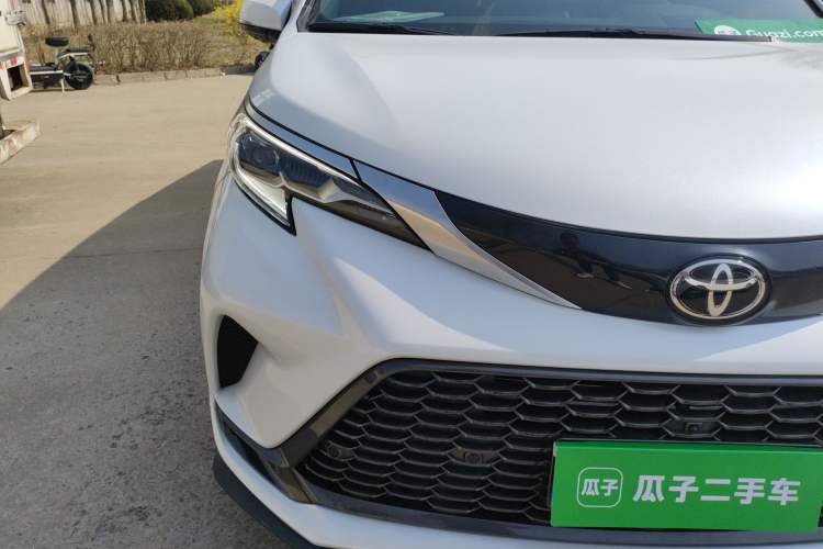 Used Toyota Granvia 2024 2.5L Hybrid Prestige PLUS Four-Wheel Drive Version Right Front Headlight