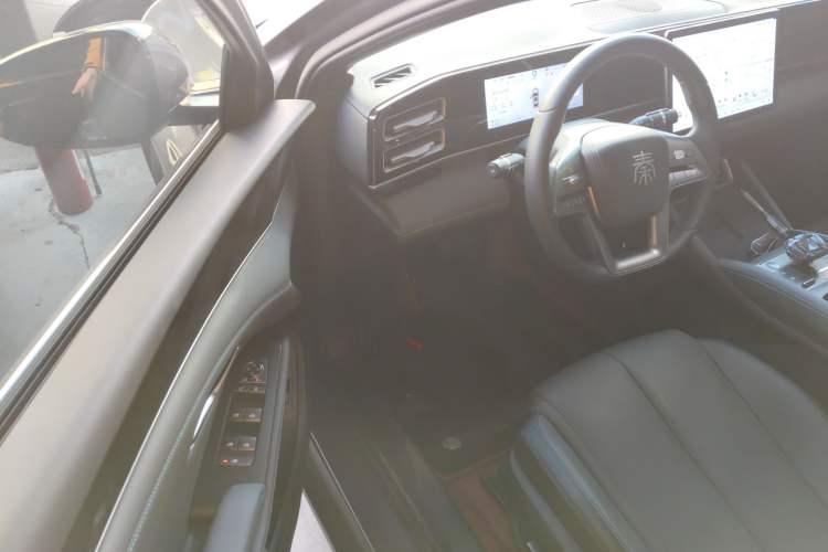 Used BYD Qin L 2025 DM-i Smart Drive 120KM Leading Model Interior 3