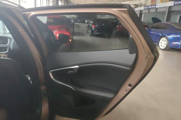 Used Volvo V40 2014 Cross Country T5 AWD Smart Luxury Edition