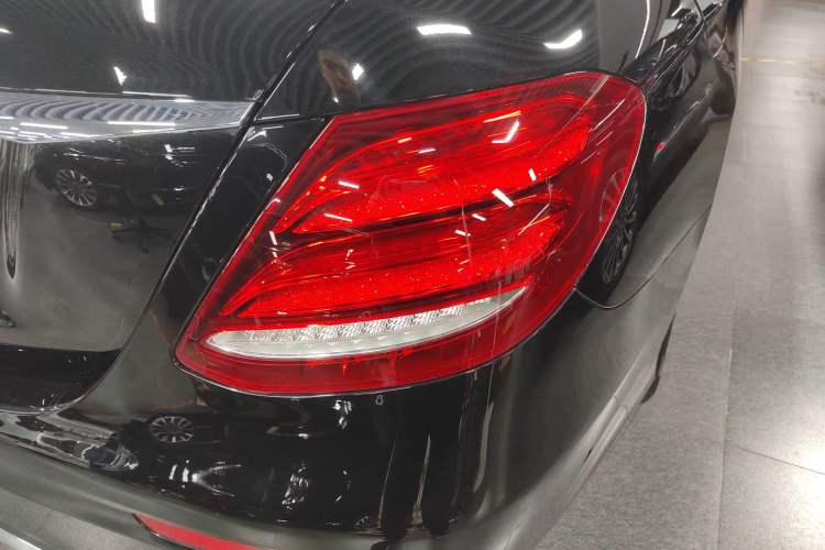 Used Mercedes-Benz E-Class 2020 E 300 L Sporty and Stylish Model Exterior 3