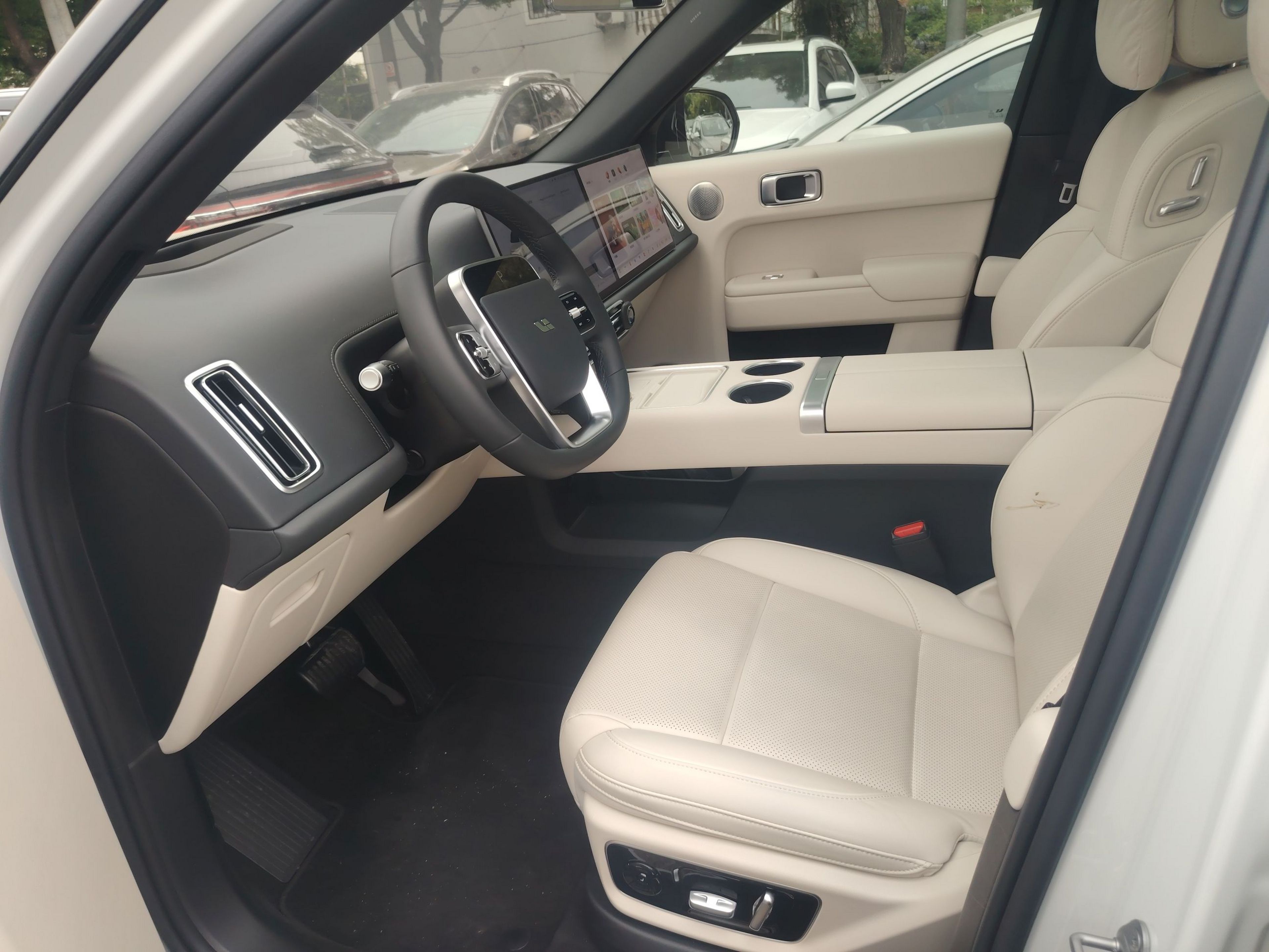 المقاعد الأمامية داخل السيارة